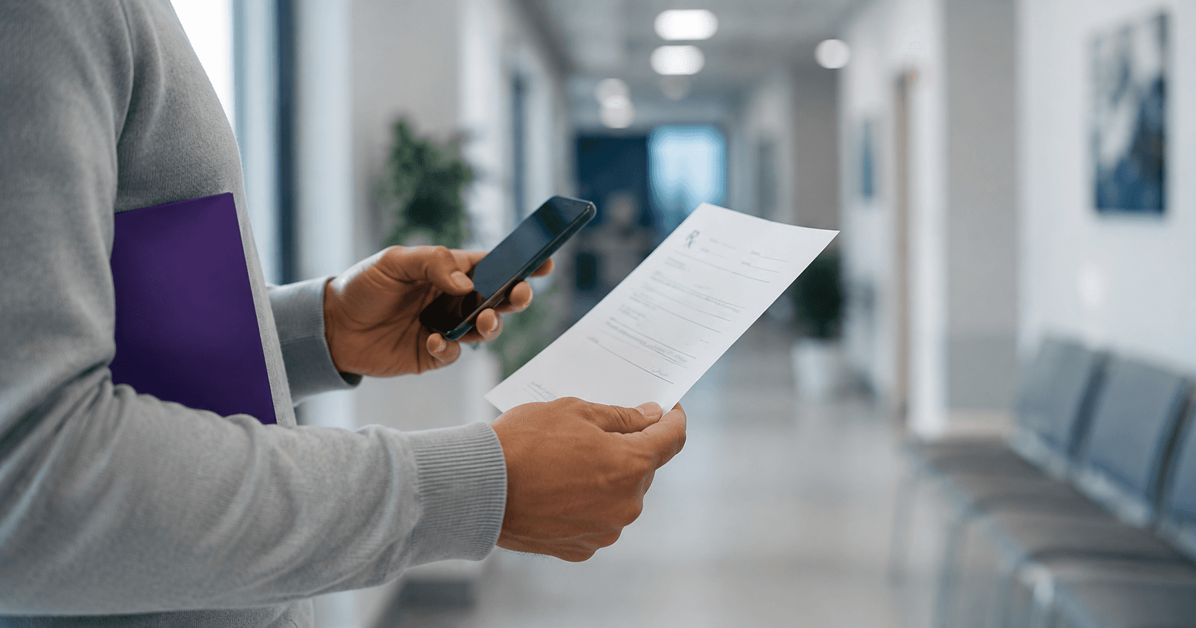 Mujer adulta revisando documentos médicos y su celular en la sala de espera de un centro de salud en Colombia